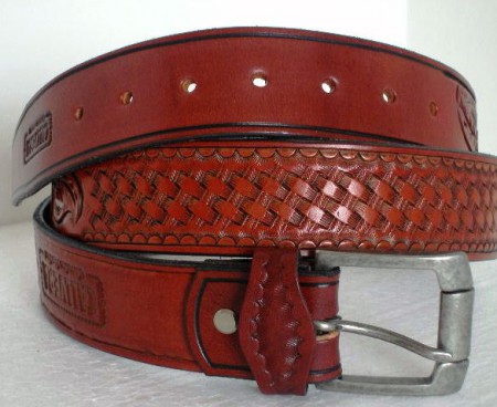 Kožený opasek zdobený basketem a vyřězávaný malým motivem květiny. Třikrát barvený a dvakrát lakovaný.